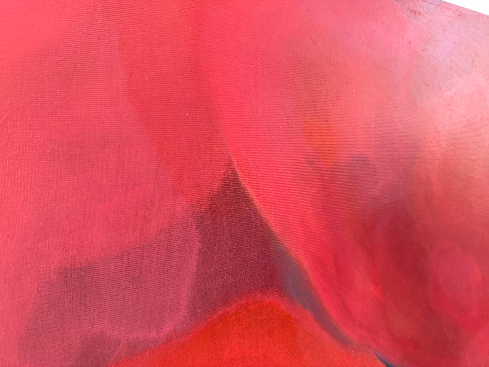 Originale Nahaufnahme der überlagerten rosa, violetten und korallroten Farbschichten von A Space of My Own.